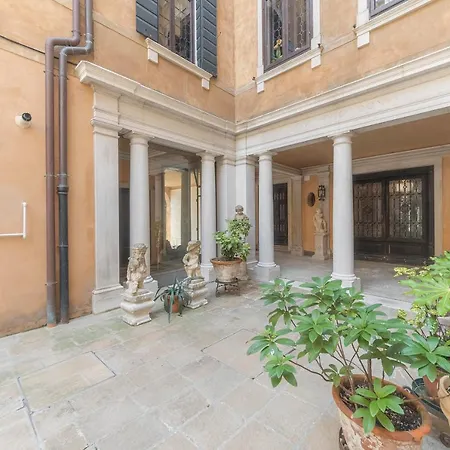 Canal Grande Apartment